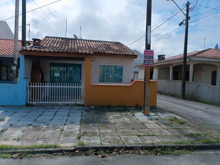 Ref: R-207 Residência no balneário Ipacarai a meia quadra do mar