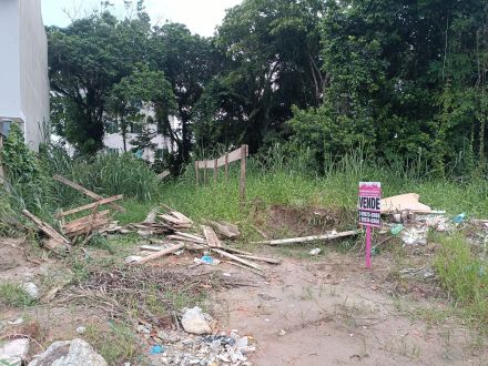Ref.: T-064 Localizado na paradisíaca Praia de Itapoá, oferecemos um terreno com localização privilegiada, a apenas 100 metros do mar!