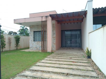 Ref.: R-280 Charmosa residência no Balneário Mariluz em Itapoá - SC