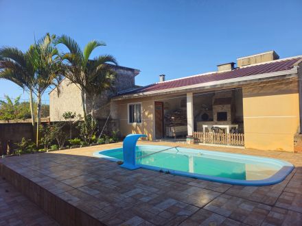 Ref.: R-293 CASA COM PISCINA A VENDA EM ITAPOÁ-SC!